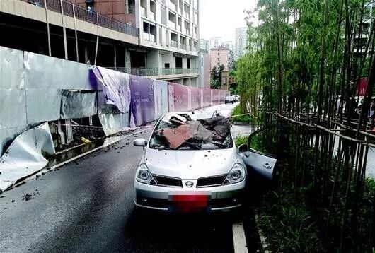 【新闻】宜昌一高楼外墙材料脱落砸中两车 一司机受伤(图1)