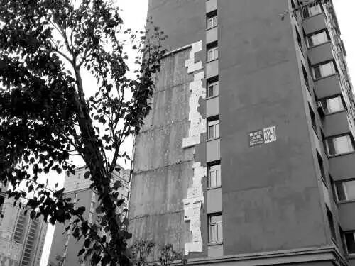 墙皮被吹落 墙裂大缝 但却迟迟无人维修(图1)