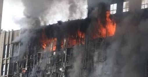 【聚焦】半年内两次着火，“降标”“劣质”保温材料成建筑大火帮凶(图1)