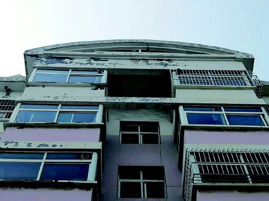 【资料】外墙脱落业主不愿出资维修，求助的相关部门该如何帮呢？(图1)