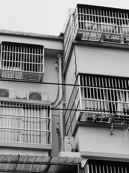 【资讯】外墙已经“咧嘴笑”，莫等出事再解决(图1)