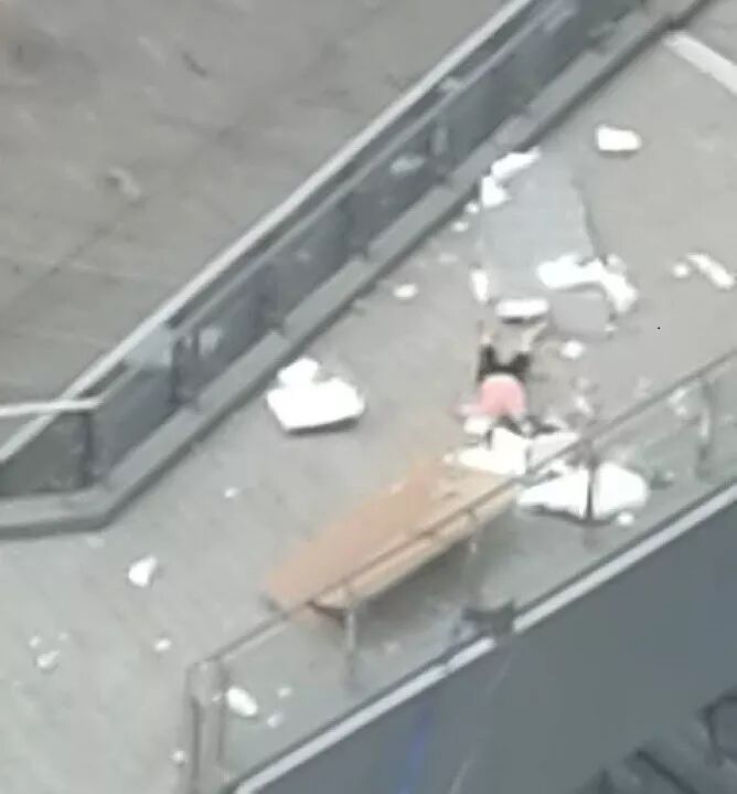 【新闻】北京顺义一公寓楼保温层被大风吹落 三名路人被砸伤一人伤势严重(图1)