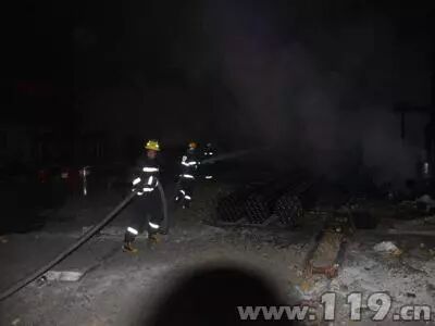 【资讯】昨日凌晨赤峰一处工厂保温材料起火 浓烟滚滚(图1)