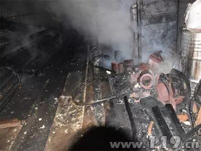 【资讯】昨日凌晨赤峰一处工厂保温材料起火 浓烟滚滚(图2)