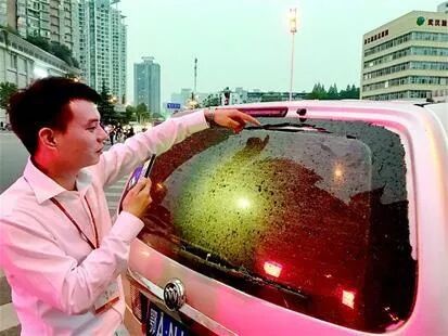 【资讯】浙商大厦外立面施工时 外墙钢化玻璃突然脱落(图1)