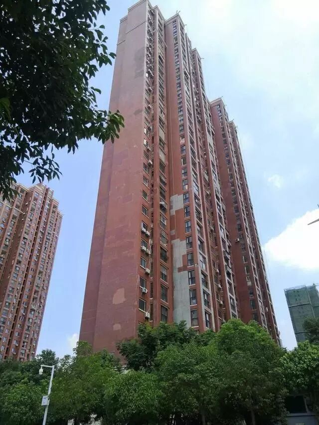 【资讯】噼里啪啦一阵巨响，楼栋外墙瓷砖又脱落了(图1)