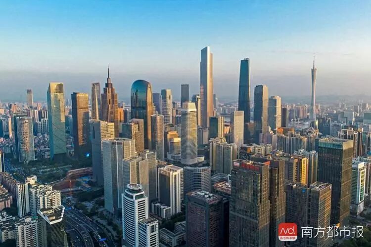 【资讯】多栋写字楼外墙玻璃被台风吹掉，施工偏差及监管不到位或是主因(图2)