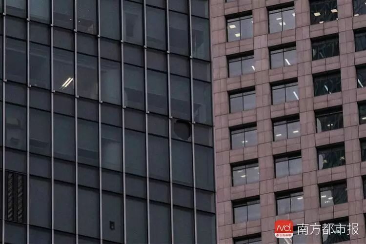 【资讯】多栋写字楼外墙玻璃被台风吹掉，施工偏差及监管不到位或是主因(图1)