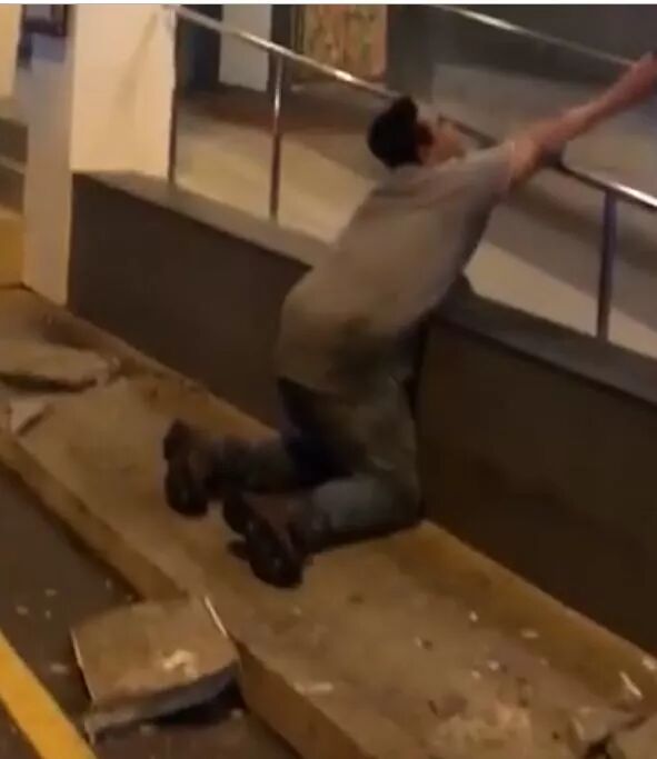 【资讯】新加坡百年建筑外墙脱落，男子砸成重伤！(图1)