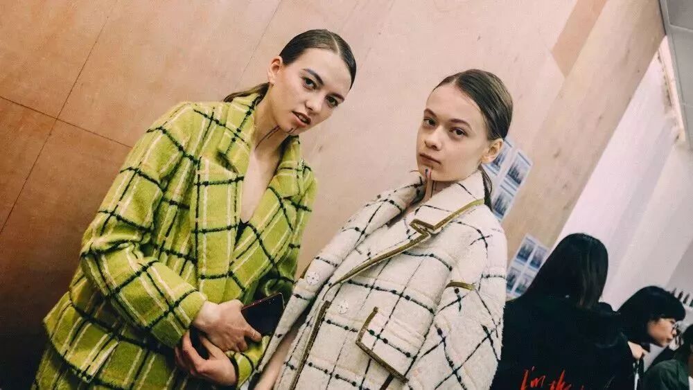 聚酯纤维板与玻璃纤维吸音棉_聚酯纤维是塑料吗_秸秆纤维超强聚酯瓦