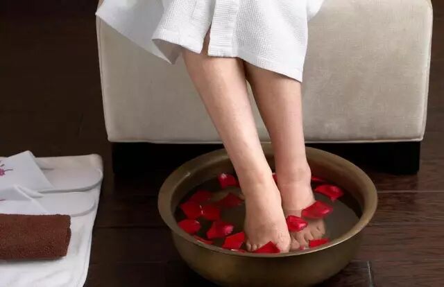 三伏天这样泡脚 祛湿除暑美白瘦身 胜过吃人参 健康生活百科微信公众号文章