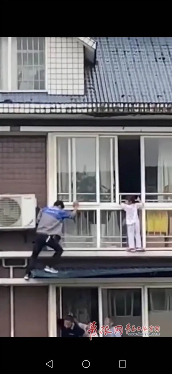 女童奖了一套房！硬核小哥徒手爬窗救下悬在6楼的女童
