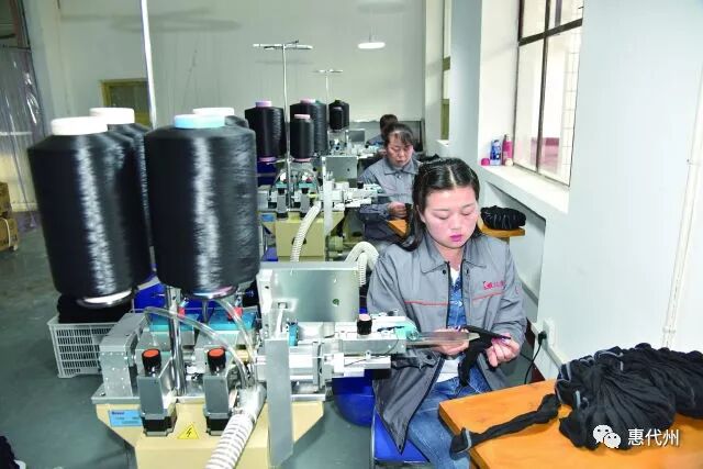 代县县委书记田永清在聂营镇达康织袜厂调研