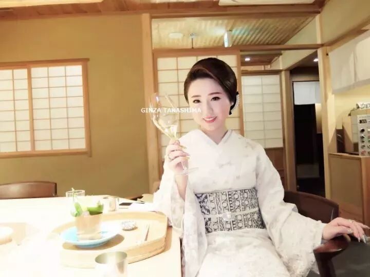 【暴风看点】日本一会所妈妈桑年仅25岁，坐台小姐全部东京大学毕业！