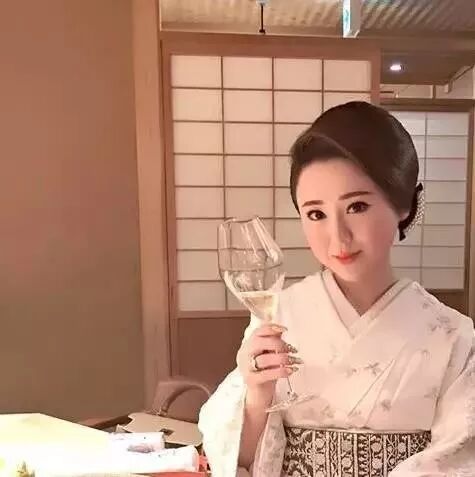 【暴风看点】日本一会所妈妈桑年仅25岁，坐台小姐全部东京大学毕业！