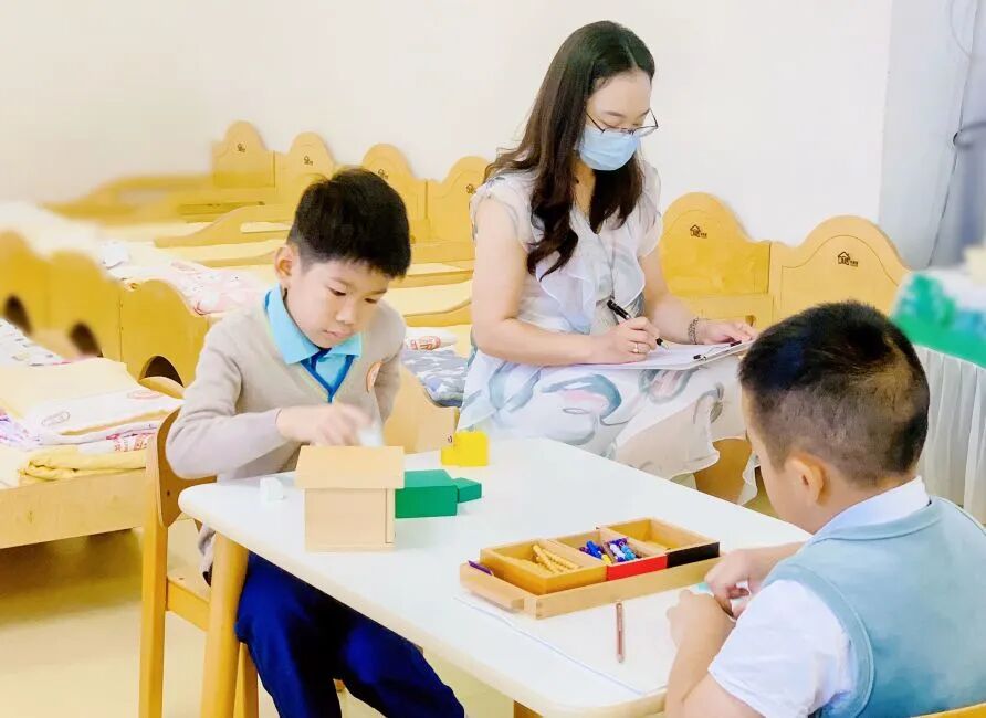 班蒙氏孩子让要上幼儿园_不要让孩子上蒙氏班_蒙氏班后上小学