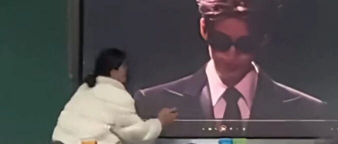 张凌赫走秀视频爆火,贵州一老师在教室播放其视频来预防学生早恋!网友:又高又帅还是学霸,这下知道啥叫顶配