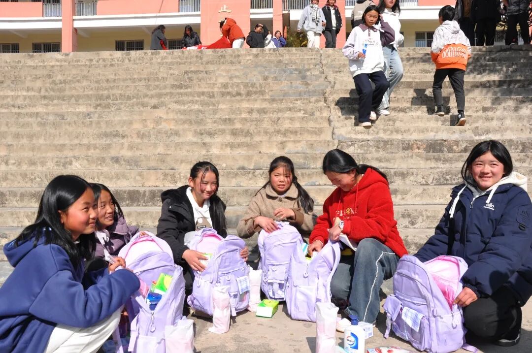 助学金和礼包发放 (4).JPG