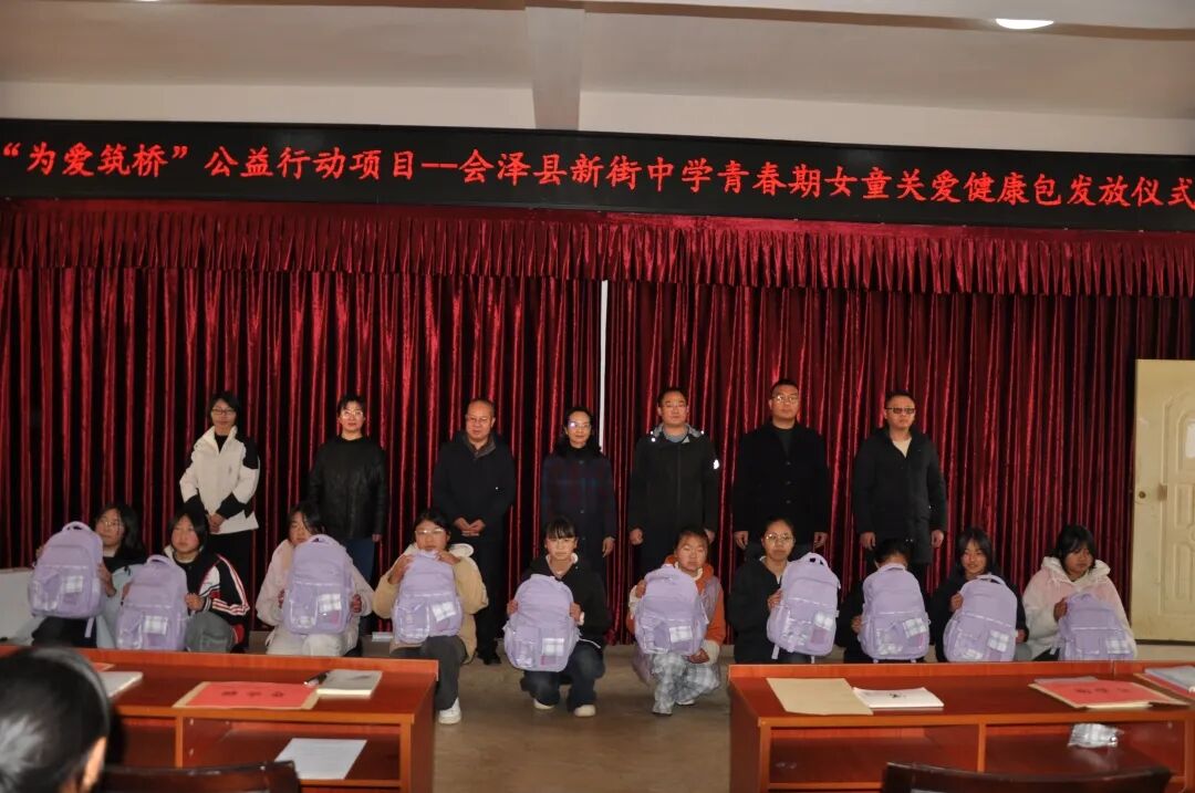 助学金和礼包发放 (3).JPG