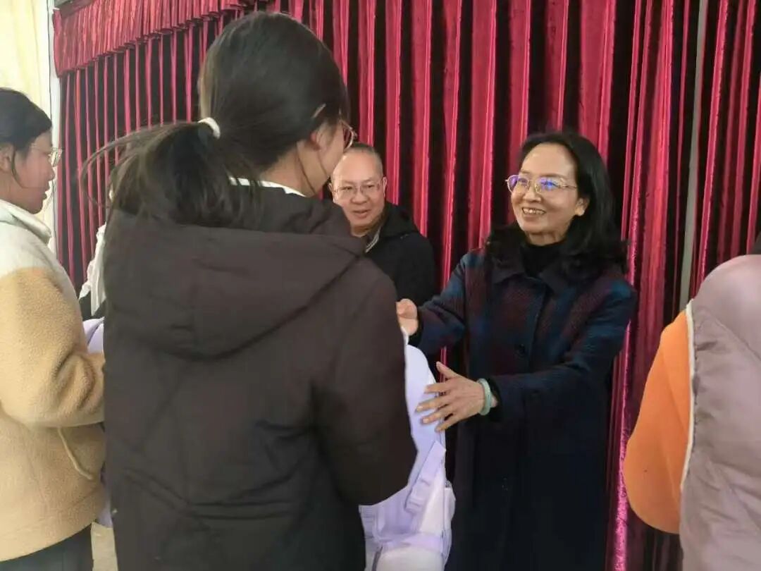 助学金和礼包发放.jpg