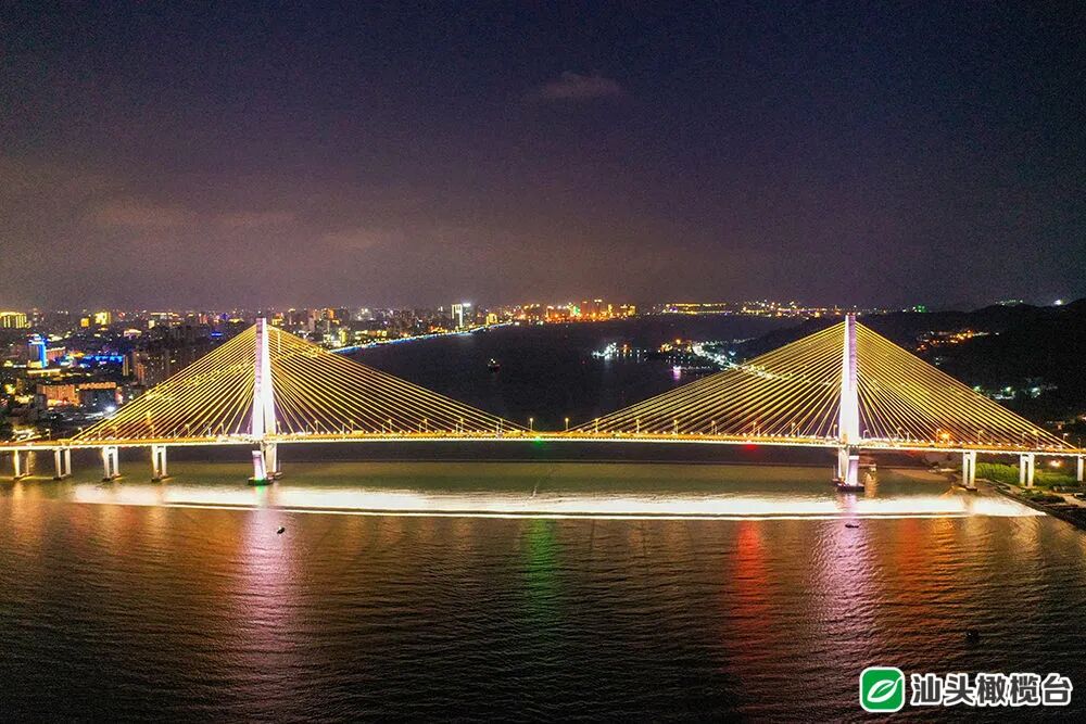国庆假期内海湾夜游班班爆满汕头湾夜景成为网红打卡点