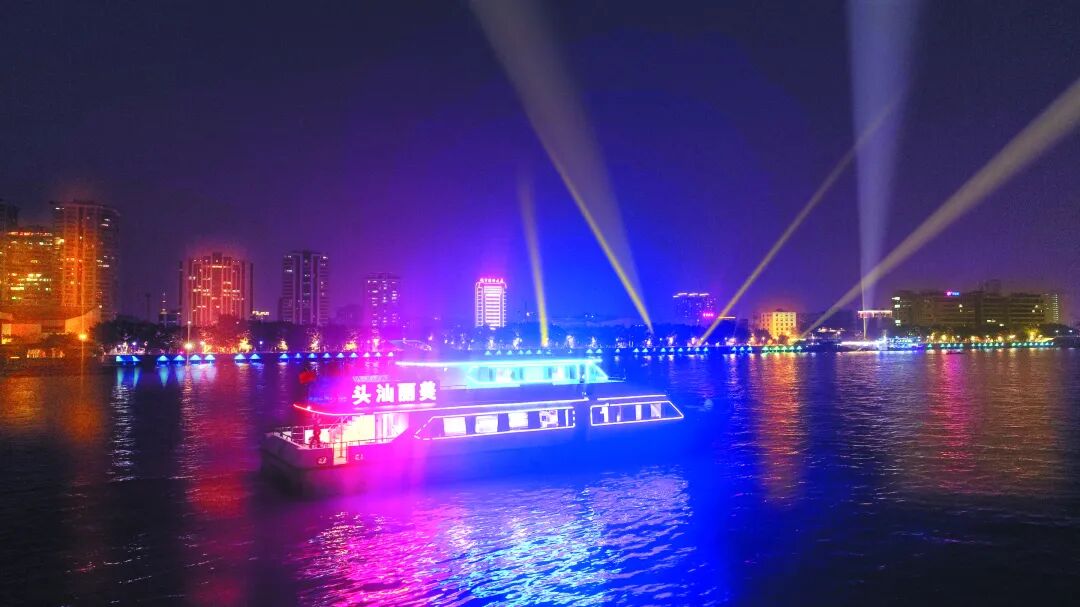国庆假期内海湾夜游班班爆满汕头湾夜景成为网红打卡点