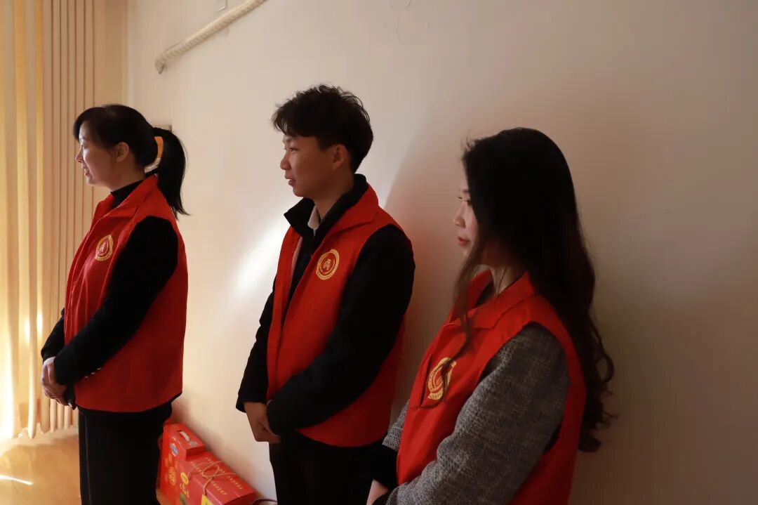 厚银控股深入荣华社区携手送温暖济困献爱心