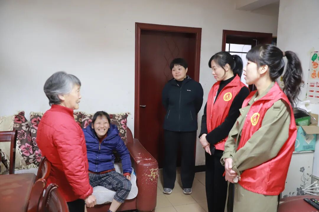 厚银控股深入荣华社区携手送温暖济困献爱心