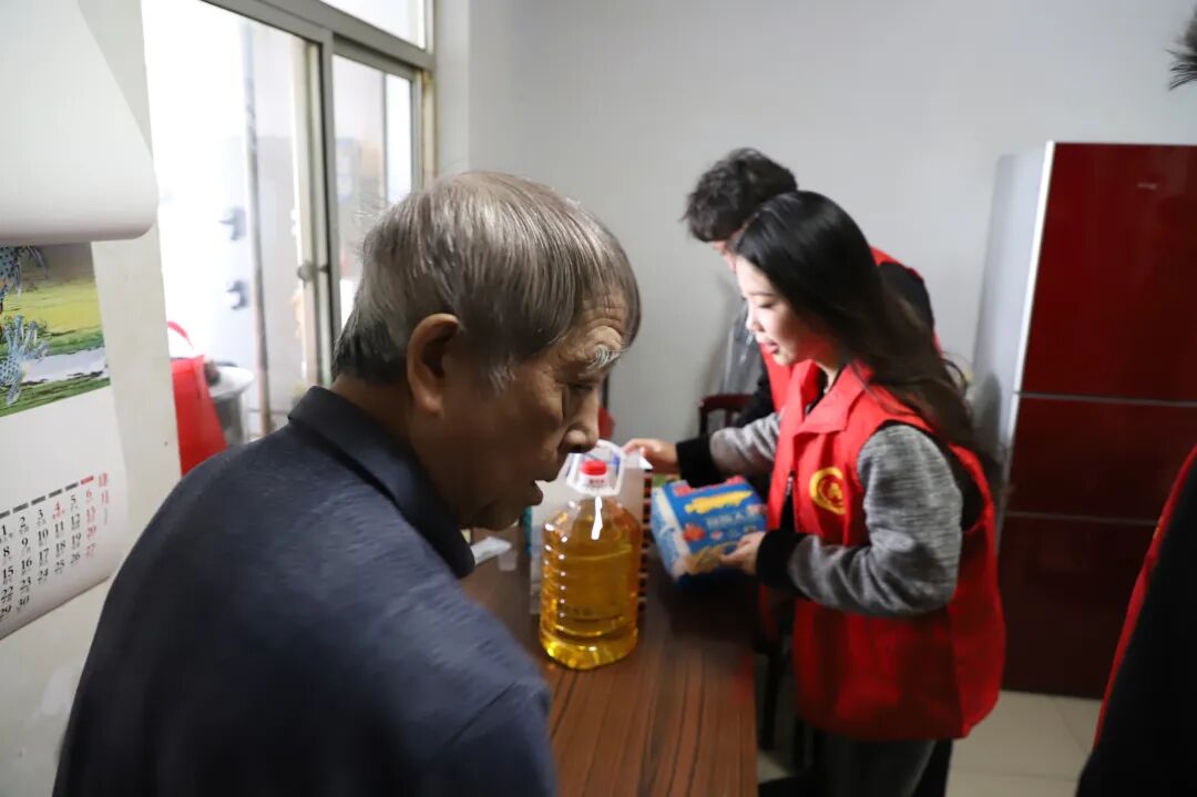 厚银控股深入荣华社区携手送温暖济困献爱心