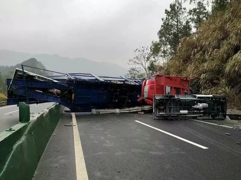 高速→桂梧高速 桂林往柳州方向因大货车翻车 导致交通暂时中断