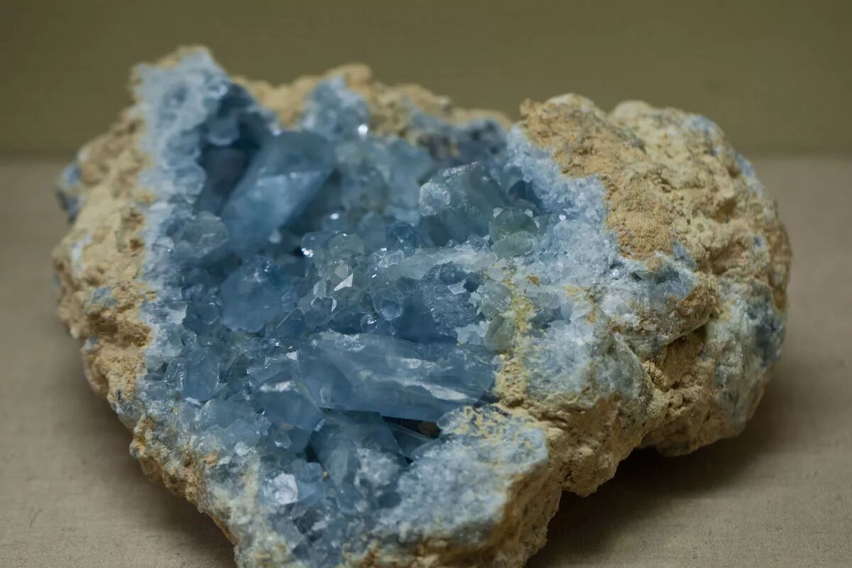 天青石 celestine 成份为 srso4,含 sr 45 %～47 %,斜方晶系,晶体呈板