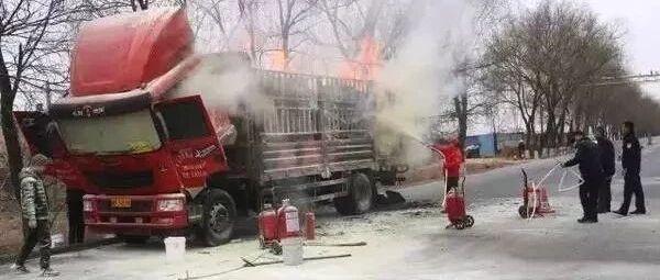 惊魂时刻！货车突然燃烧起来，他们却......