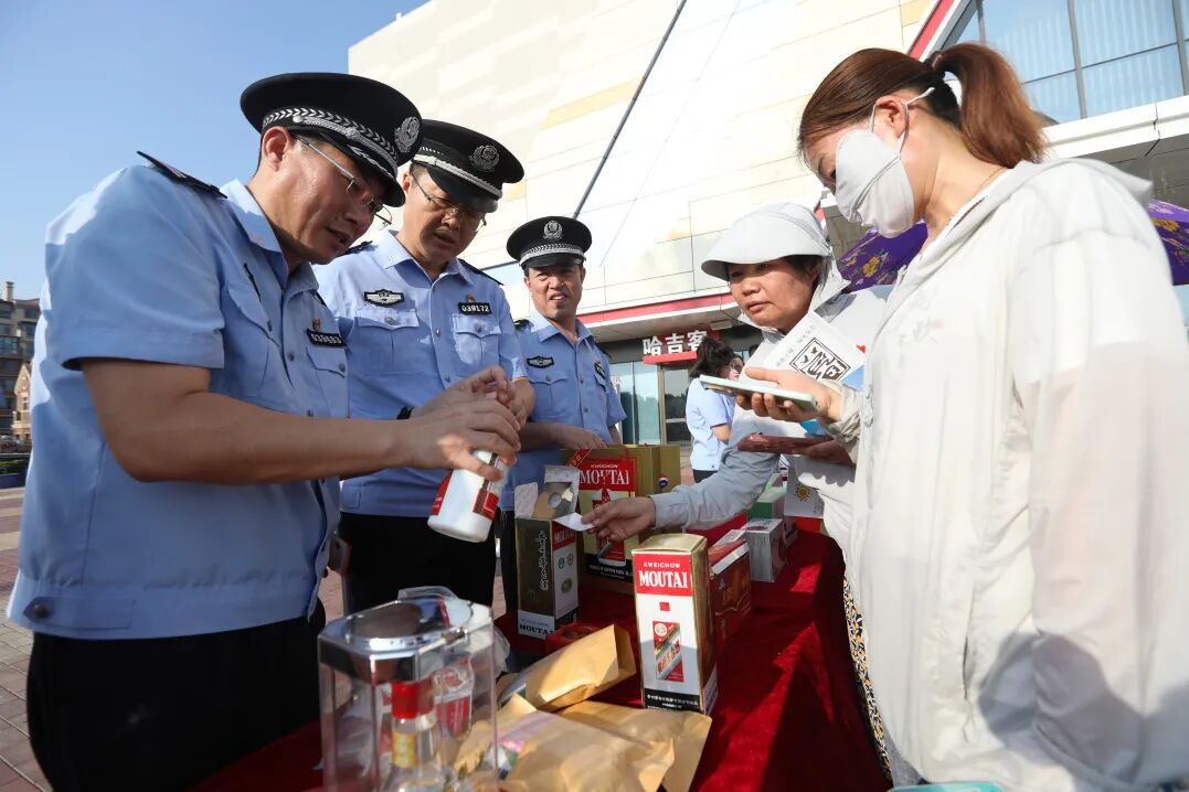 东营 警察_庆祝中国共产党成立102周年警民互动_东营市公安局公安大集
