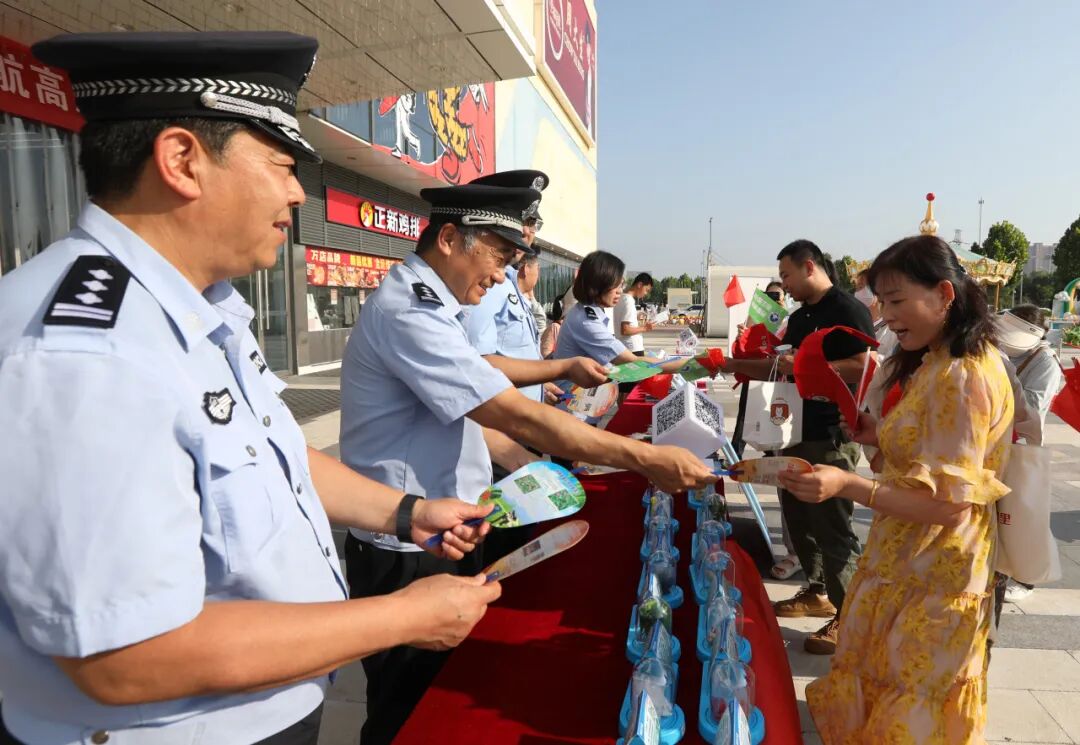 庆祝中国共产党成立102周年警民互动_东营 警察_东营市公安局公安大集