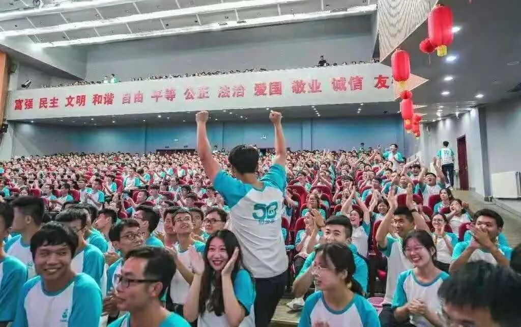 青岛大学举行师生座谈会，校友贾少谦受邀参加并讲话