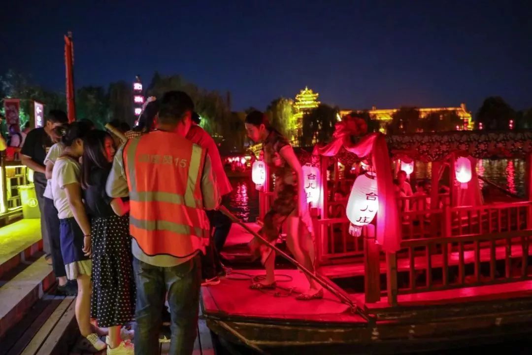 十一假期:台儿庄古城内外一道道靓丽的风“警” 十一假期:台儿庄古城内外一道道靓丽的风“警”