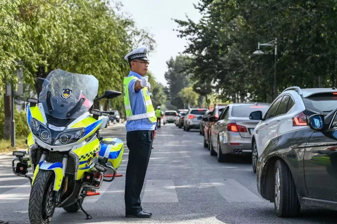 十一假期:台儿庄古城内外一道道靓丽的风“警” 十一假期:台儿庄古城内外一道道靓丽的风“警”