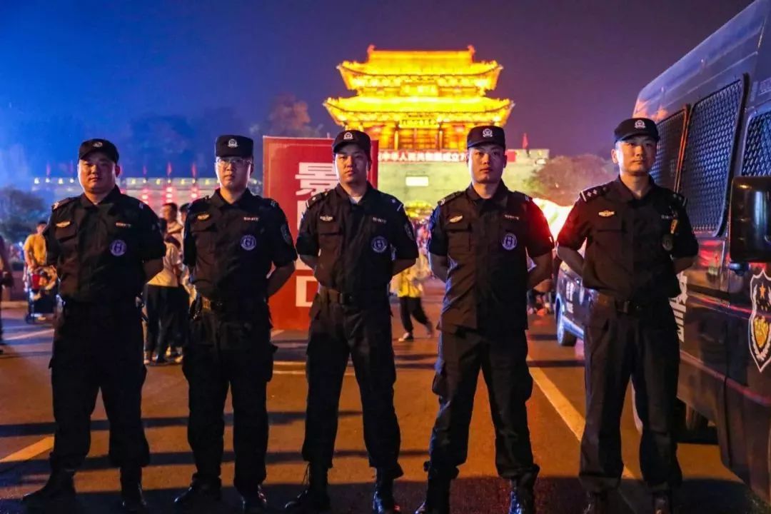 十一假期:台儿庄古城内外一道道靓丽的风“警” 十一假期:台儿庄古城内外一道道靓丽的风“警”