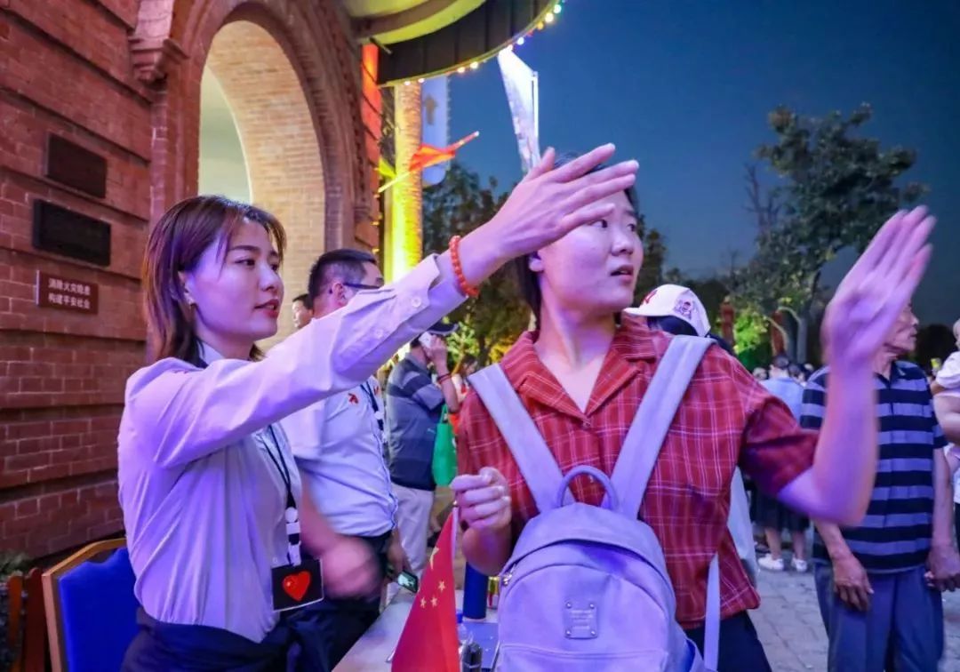 十一假期:台儿庄古城内外一道道靓丽的风“警” 十一假期:台儿庄古城内外一道道靓丽的风“警”