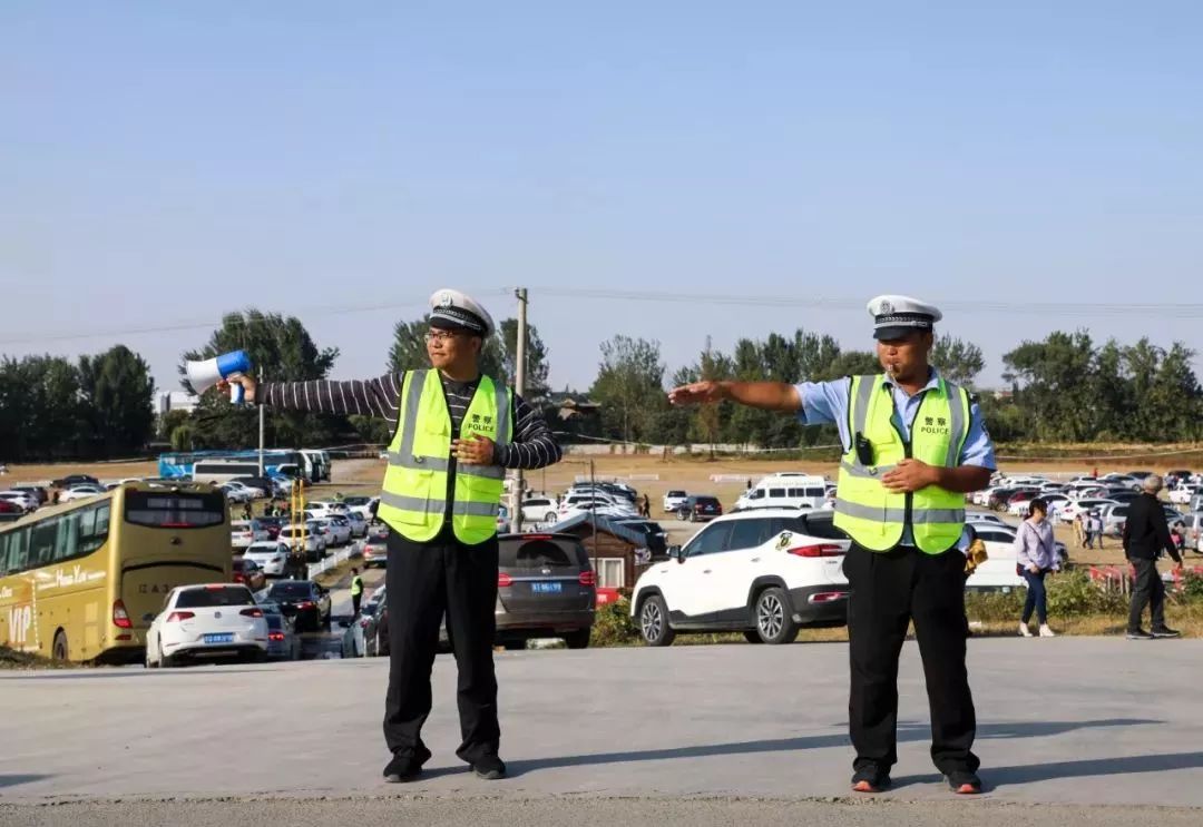 十一假期:台儿庄古城内外一道道靓丽的风“警” 十一假期:台儿庄古城内外一道道靓丽的风“警”