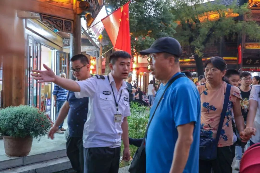 十一假期:台儿庄古城内外一道道靓丽的风“警” 十一假期:台儿庄古城内外一道道靓丽的风“警”