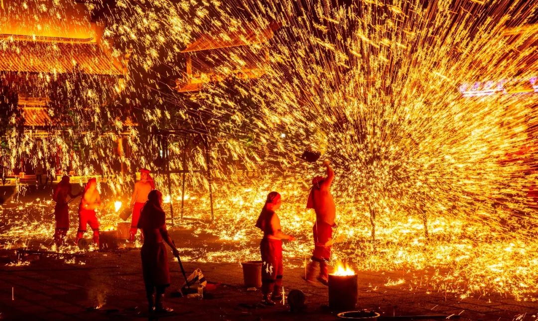 一定要带家人来看丨千年绝技“火龙钢花”灿若星辰，点亮夜空