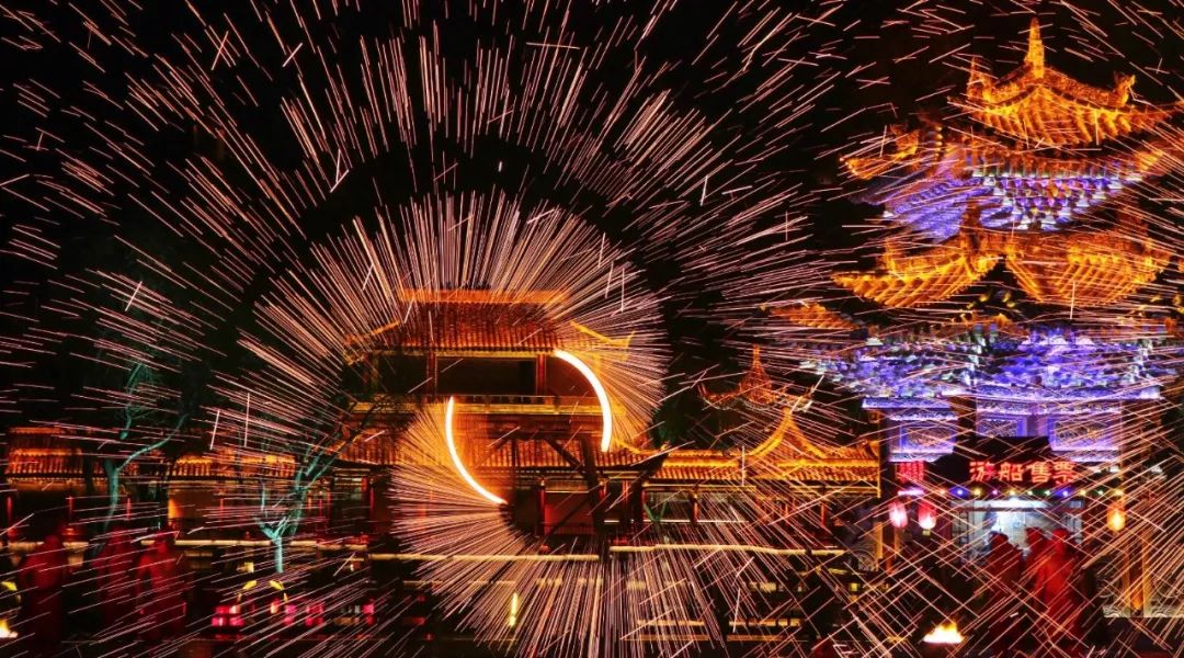 它来了,它来了,它带着“礼物”走来了,台儿庄古城上演非遗绝技“火龙钢花” 它来了,它来了,它带着“礼物”走来了,台儿庄古城上演非遗绝技“火龙钢花”