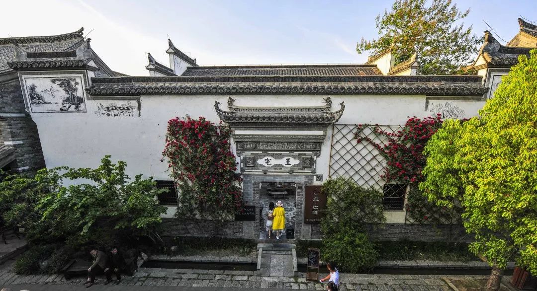 此时五月台儿庄古城,花开正盛,各色美景带给你小惊喜! 此时五月台儿庄古城,花开正盛,各色美景带给你小惊喜!