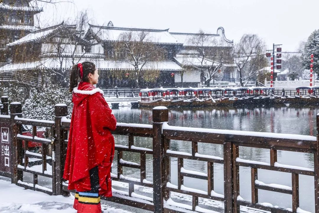 你爱不夜城“不倒翁”小姐姐,我爱台儿庄古城的“船妹子”! 你爱不夜城“不倒翁”小姐姐,我爱台儿庄古城的“船妹子”!