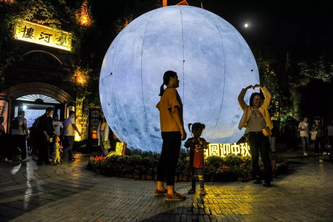 台儿庄古城中秋网红打卡地!嫦娥姐姐在线等你来撩! 台儿庄古城中秋网红打卡地!嫦娥姐姐在线等你来撩!