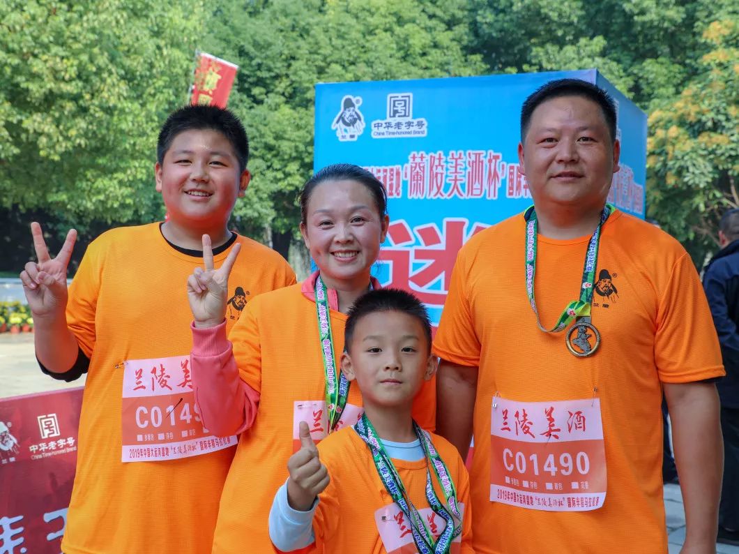 跑游文旅台儿庄:中国大运河湿地“兰陵美酒杯”国际半程马拉松举行 跑游文旅台儿庄:中国大运河湿地“兰陵美酒杯”国际半程马拉松举行