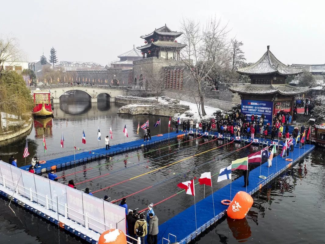 跑游文旅台儿庄：中国大运河湿地“兰陵美酒杯”国际半程马拉松举行