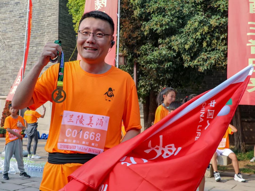 跑游文旅台儿庄:中国大运河湿地“兰陵美酒杯”国际半程马拉松举行 跑游文旅台儿庄:中国大运河湿地“兰陵美酒杯”国际半程马拉松举行