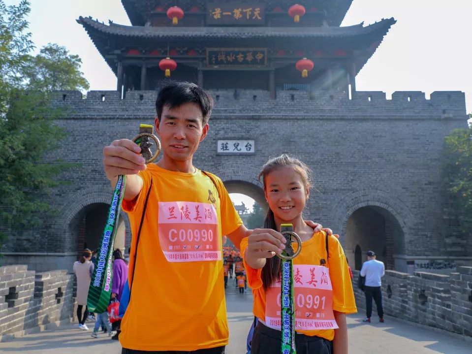 跑游文旅台儿庄:中国大运河湿地“兰陵美酒杯”国际半程马拉松举行 跑游文旅台儿庄:中国大运河湿地“兰陵美酒杯”国际半程马拉松举行